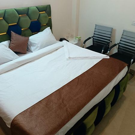 Soooper Hotel 구르가온 외부 사진