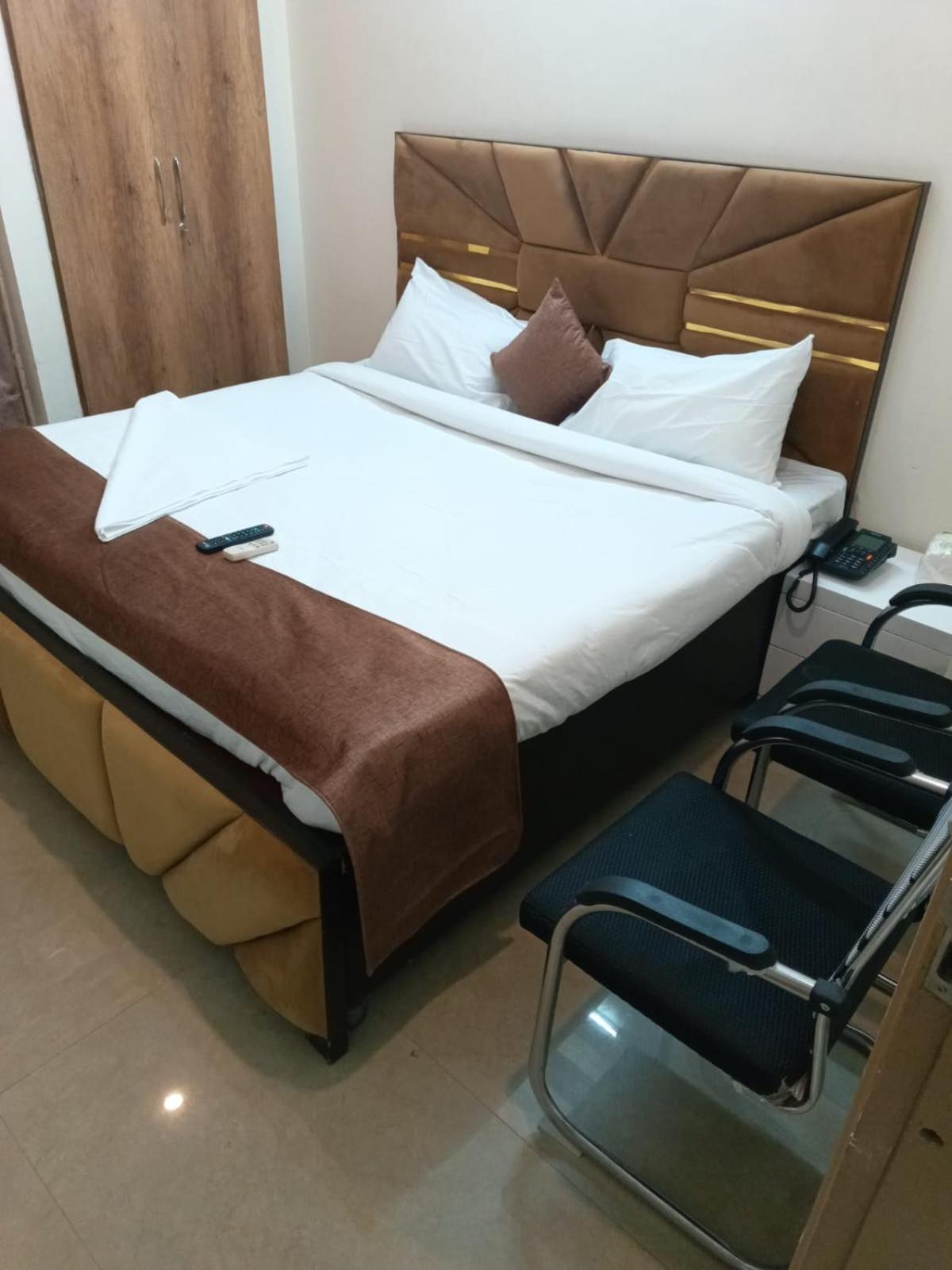 Soooper Hotel 구르가온 외부 사진