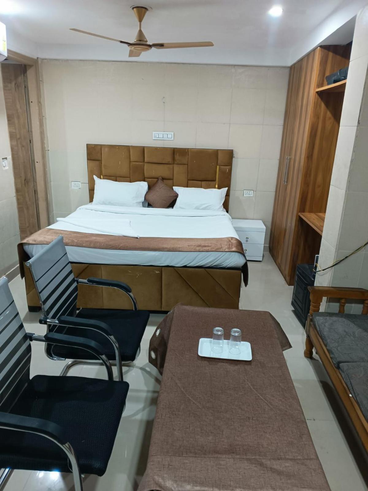 Soooper Hotel 구르가온 외부 사진