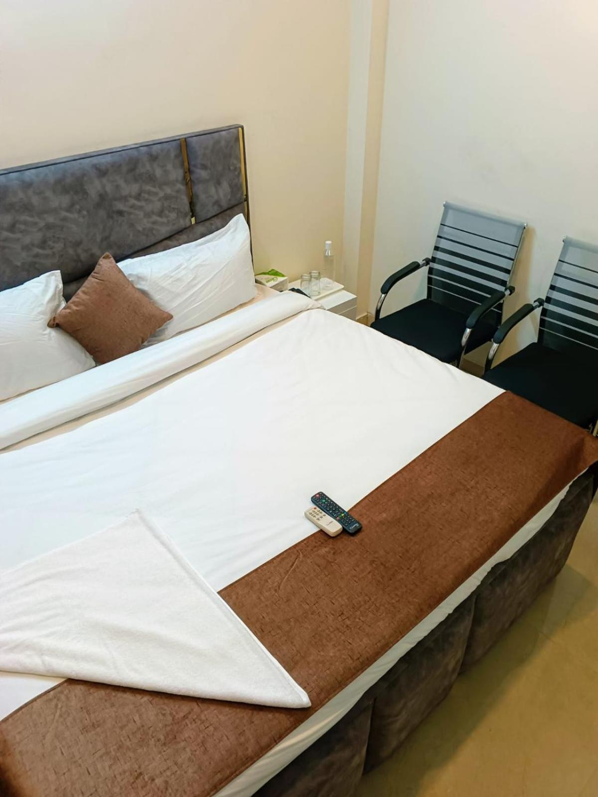 Soooper Hotel 구르가온 외부 사진