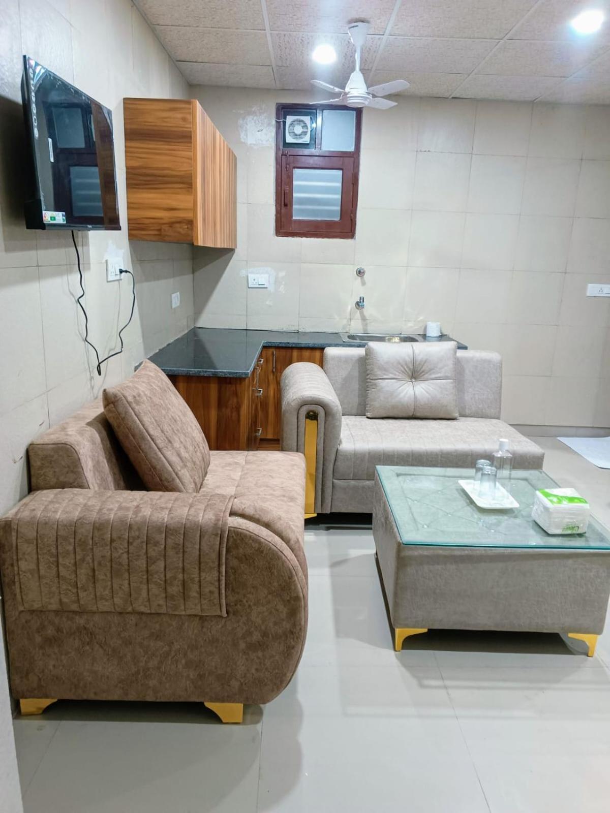 Soooper Hotel 구르가온 외부 사진