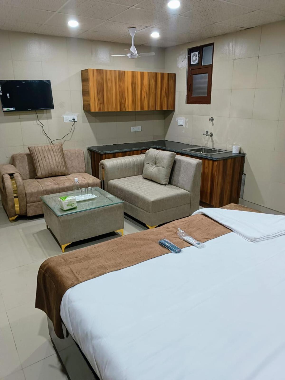 Soooper Hotel 구르가온 외부 사진