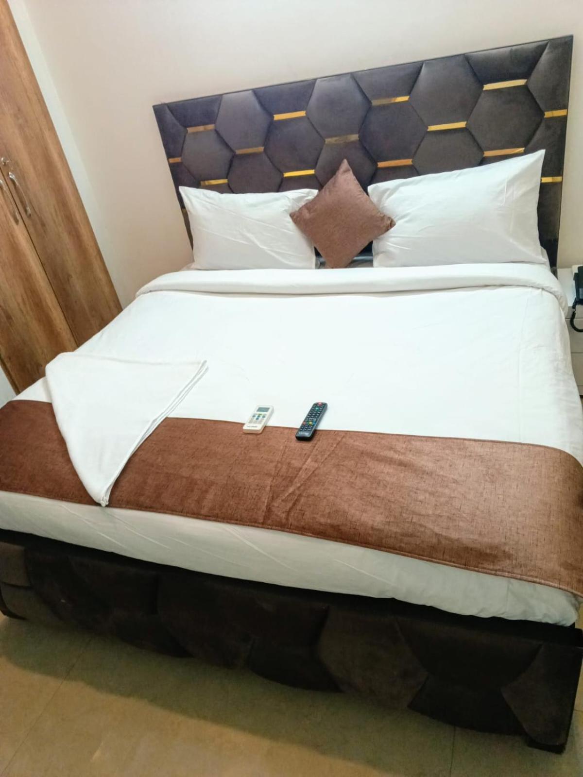 Soooper Hotel 구르가온 외부 사진
