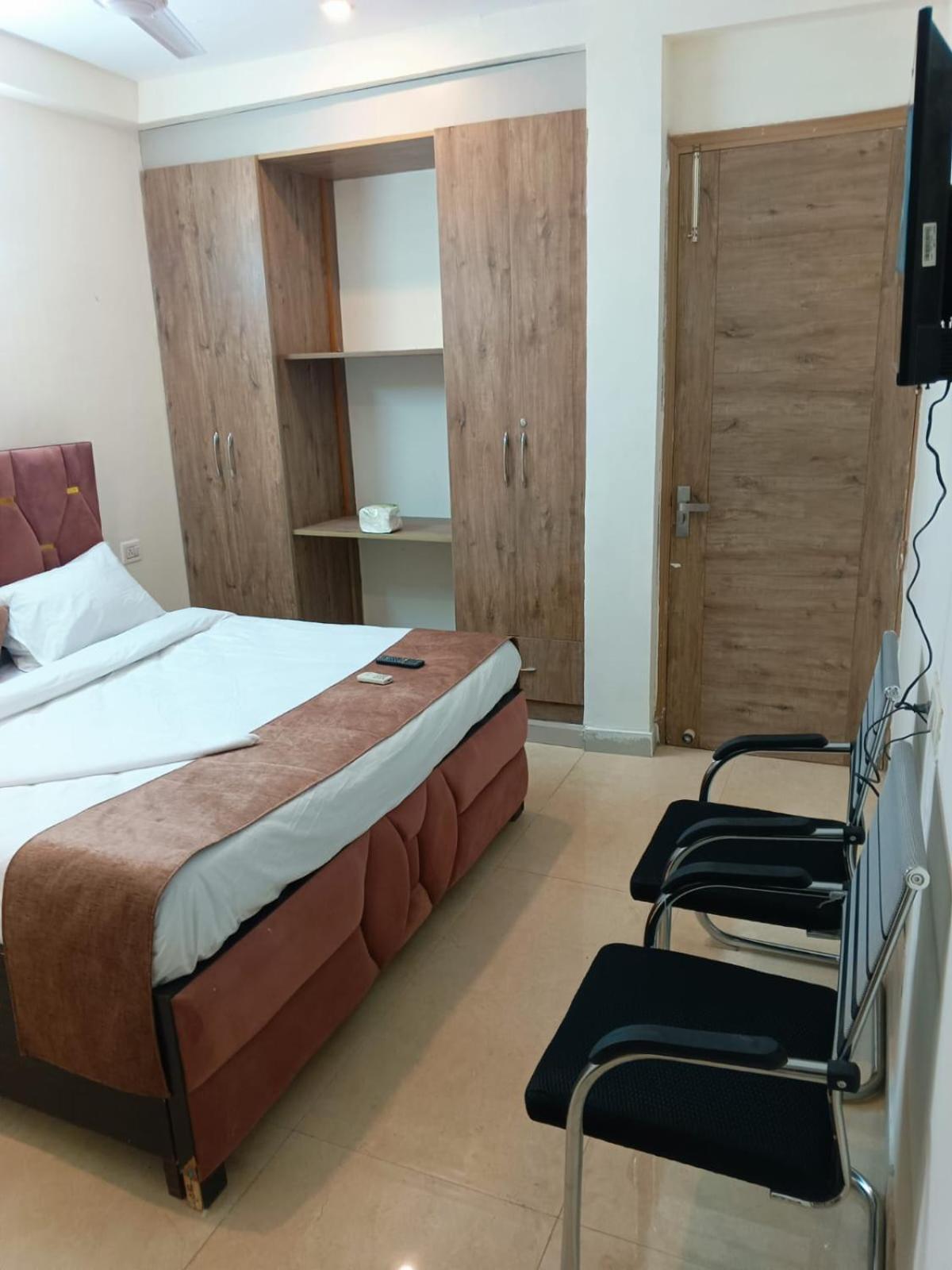 Soooper Hotel 구르가온 외부 사진