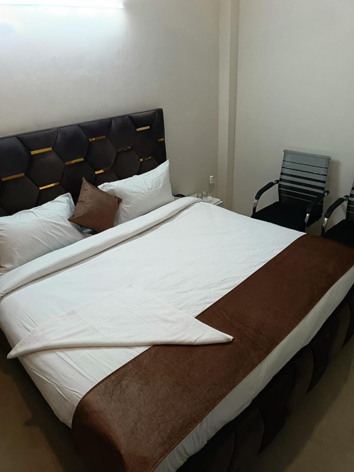 Soooper Hotel 구르가온 외부 사진