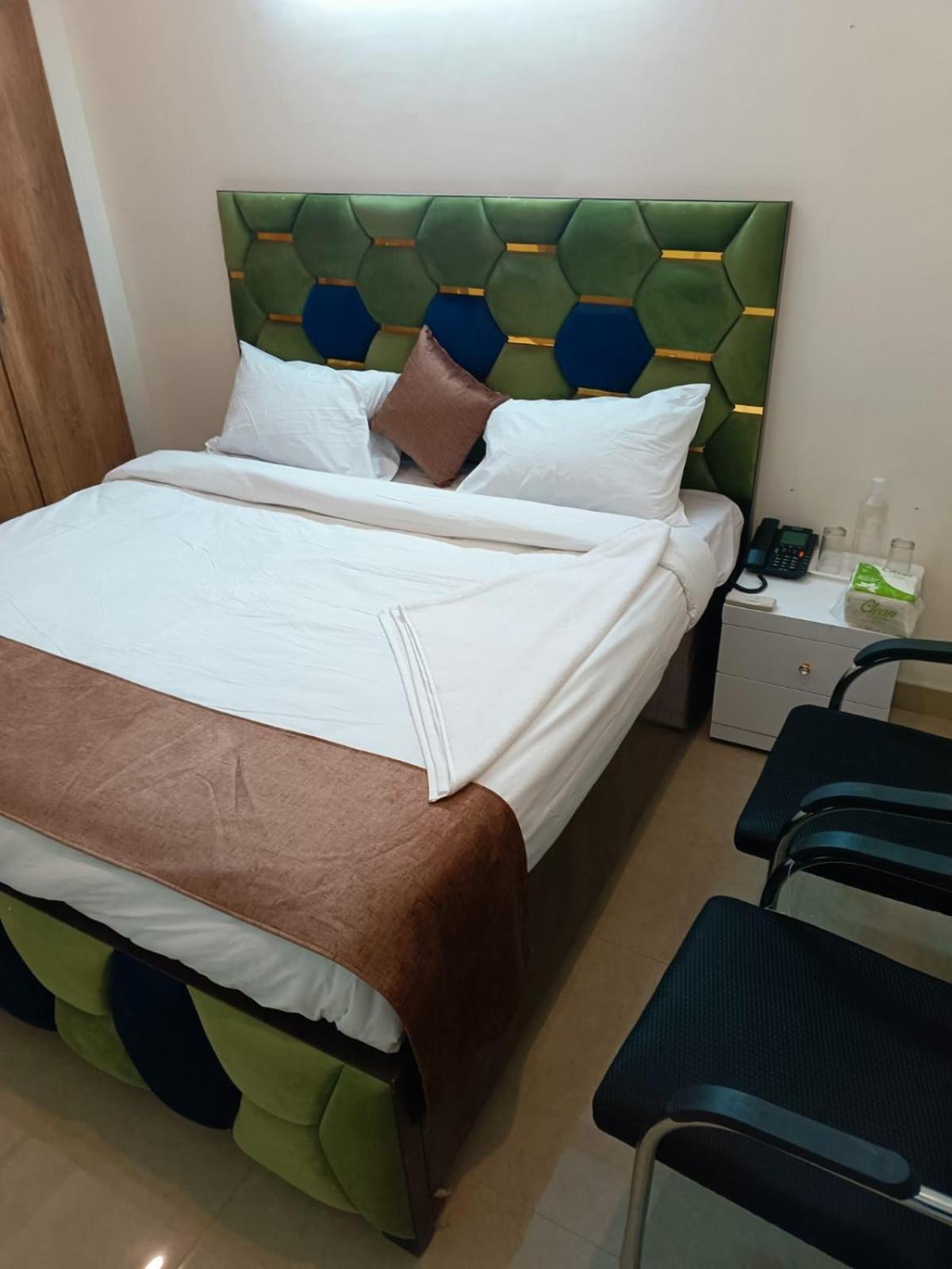 Soooper Hotel 구르가온 외부 사진